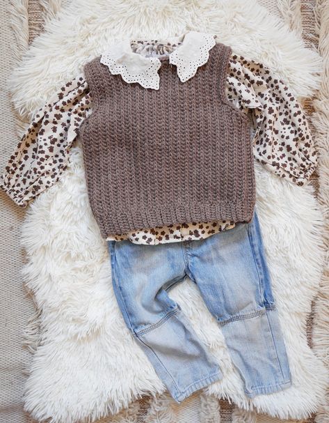 Simple pattern for crochet vest: The Carson - mallooknits.com Knitted Crafts, Vest For Boys, Crochet Baby Vest, Crochet Vest Pattern Free, Pattern For Crochet, Crochet Waistcoat, Vest Pattern Free, Crochet Headband Pattern Free, Ribbed Crochet