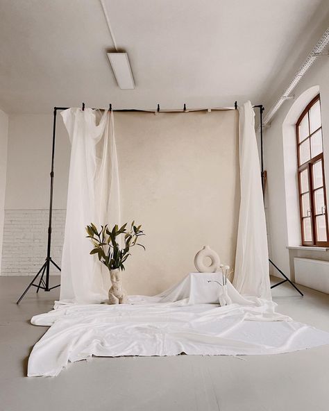 Cozy Backdrop Ideas, Photography With Backdrops, Curtain Backdrops Photoshoot, Exposed Brick Photography Studio, Muslin Backdrop Photoshoot, Homemade Backdrops For Photography, White Backdrop Studio Photoshoot, Seamless Paper Backdrop Photography, Simple Boho Backdrop