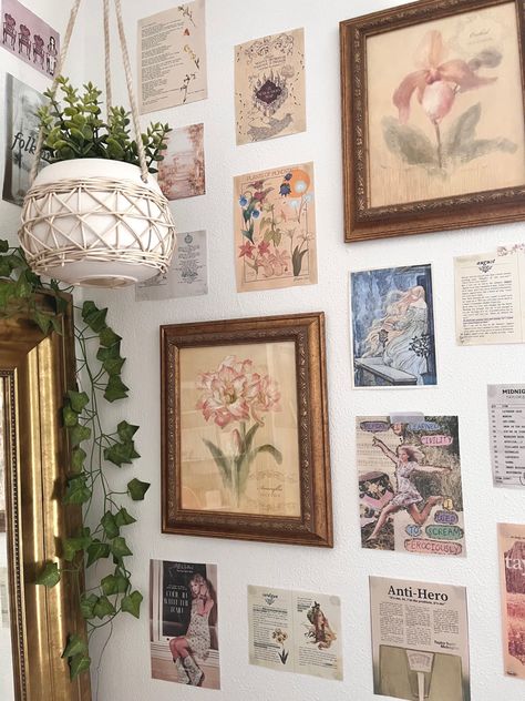 Bedroom Aesthetic Light Academia, Romantic Eclectic Decor, Wall Decor Set Up Layout, Plant Coquette Room, Vintage Posters Wall Decor, Room Ideas Cute Aesthetic, Vintage Flower Room Decor, Vintage Wall Colors Bedrooms, Shabby Chic Accent Wall