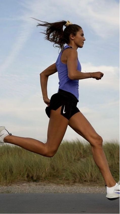 Running Aesthetic Vision Board, Track And Field Aesthetic Outfit, Running Aesthetic Women, Woman Running Aesthetic, Runner Outfit Women, Running Girl Aesthetic, Cute Running Outfits, Running On Track, Runner Body