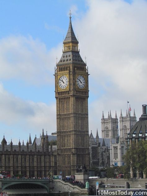 Most Famous Clock Towers In The World: Big Ben (Elizabeth Tower), London Famous Architecture Buildings, London Clock Tower, Elizabeth Tower, London Wallpaper, London Clock, Famous Architecture, Famous Monuments, Walks In London, Jesus Photo