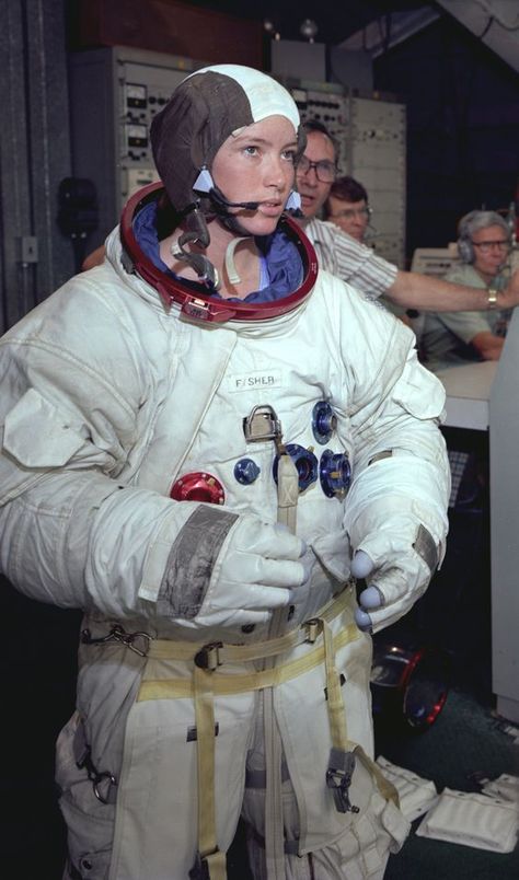 Anna Fisher, Astronaut Suit, Nasa Astronauts, Space Race, Space Girl, Apollo 11, Space Suit, Space Nasa, Space Program