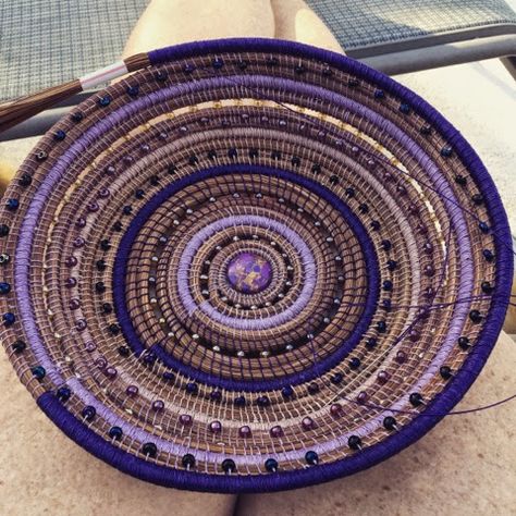 Pine Straw Baskets, Stay In The Moment, Pine Needle Crafts, Weaving Diy, Swedish Weaving Patterns, Palm Frond Art, Basket Weaving Diy, Native American Baskets, Basket Weaving Patterns