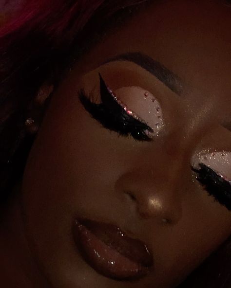 NJ MAKEUP ARTIST 👑 on Instagram: “soft nude cut crease with rhinestones and pigment added ✨✨✨✨✨✨ Pigment from @jlaruecosmetics in “ vanilla sky “ #unioncitymakeupartist…” Make Up, Cut Crease, Vanilla, Vanilla Sky, Artist On Instagram, Makeup Artist, Halloween Face, Face Makeup, Halloween Face Makeup