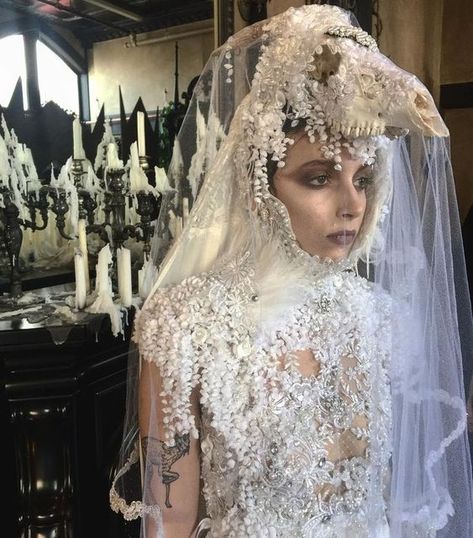 19 Of The Most Bizarre Wedding Dresses Ever Worn Stay At Home Mum Ugly Wedding, Weird Wedding Dress, Weird Wedding, Ugly Wedding Dress, Wedding Fail, Funny Bride, Bad Dresses, Funny Dresses, Stay At Home Mum