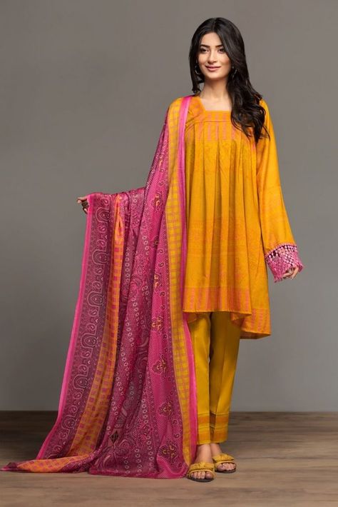 Nishat Linen Spring Summer Collection 2020- Best Lawn Dresses to Wear Pakistani Dresses Casual Stylish 2020 Summer, Design For Lawn Dresses, Casual Pakistani Dresses, Lawn Dresses Designs, Summer Dress Design, Lawn Dress Design, Designer Dresses Elegant, Nishat Linen, Lawn Dresses