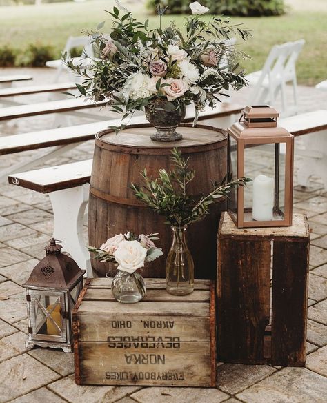 Apple Crates Wedding Decor, Vintage Woodsy Wedding, Flowers At Wedding Ceremony, Shutter Wedding Decor, Southern Wedding Centerpieces, Dock Wedding Decorations, Country Wedding Centerpieces Rustic, Amber Vases Wedding Centerpieces, Rustic Wedding Florals