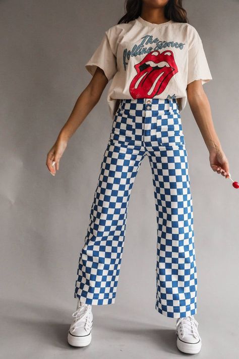 Colorful Pants Aesthetic, Wide Leg Checkered Pants Outfit, French Themed Outfit, Groovy Clothes Outfits, Funky Outfit Inspiration, Fun Clothing Styles, Fun Trousers Outfit, Creative Aesthetic Outfit, Fun Jeans Outfit