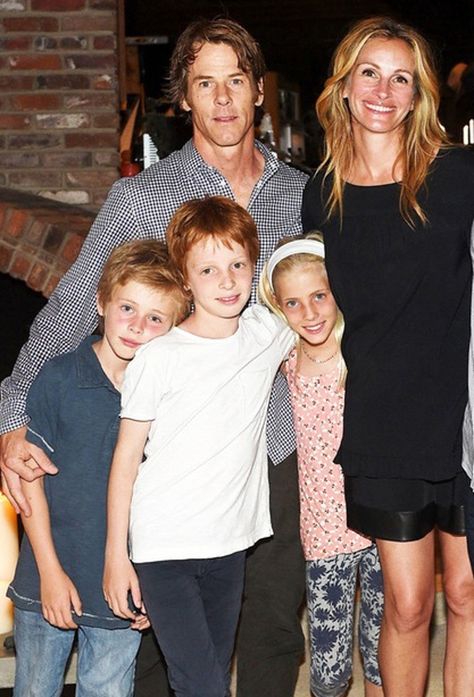 EXCLUSIVE: Inside Julia Roberts' Move Away From Hollywood to Focus on Family Jeremy Renner, Chelsea Clinton, Meg Ryan, Sophie Marceau, Celebrity Families, Richard Gere, Romy Schneider, Celebrity Kids, Marylin Monroe