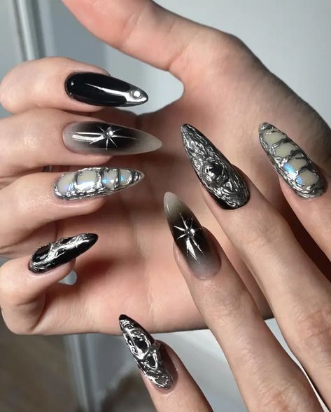 31 Gothic Nails Ideas to Try in 2024 for a Bold and Edgy Look - divagaze.com Takeshita Dori, Black Grunge Nails, Simple Black Nails, Magnetic Nail Art, Gothic Nail Art, Gothic Queen, Takeshita Street, Matte Black Nails, Solid Color Nails