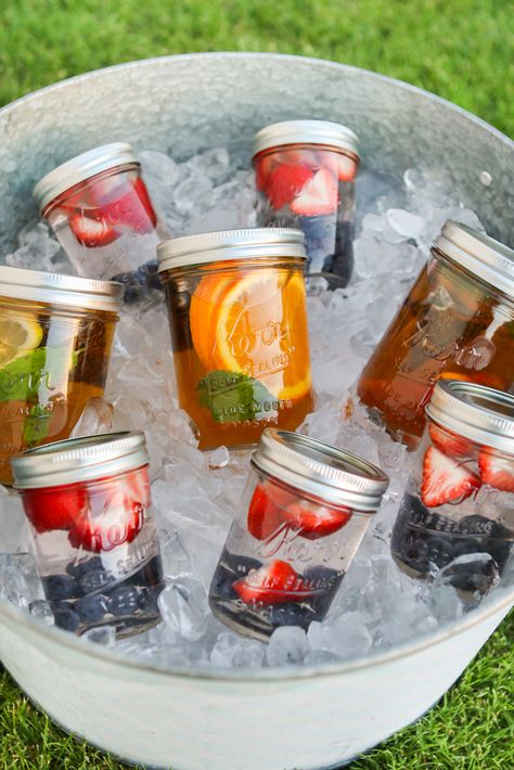 Mason jar summertime sun teas. Limonade Bar, Diy Detox Cleanse, ขวดโหล Mason Jar, Easy Picnic Food, Summer Picnic Food, Diy Detox, Lake House Food Ideas, Sun Tea, Camping Dinners