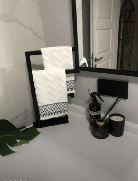 ⚱️Those who prefer to decorate their home with boho decor can use this decorative and multi-purpose product.  ⚱️With the bathroom organizer, you can keep your towels tidy.  ⚱️Freestanding Towel Rack can be used without assembly.  ⚱️Black Towel Holder will adapt to your bathroom with its color.  ⚱️It can be used as Towel Drying Rack, you hang your towels and it helps to dry quickly.  ✴FEATURES ✅Towel holder and paper towel holder that does not require screws and assembly. ✅It can also be used as Bathroom Organization Black, Black Bathroom Set Ideas, Black Accent Bathroom Decor, Boyfriend Girlfriend Apartment Decor, Bathroom Supplies Organization, Bathroom Decor Inspo Apartment, Neutral And Black Bathroom, Vibey Apartment Decor, Black And White Bathroom Aesthetic