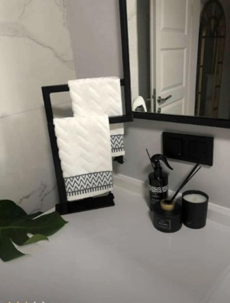 ⚱️Those who prefer to decorate their home with boho decor can use this decorative and multi-purpose product.  ⚱️With the bathroom organizer, you can keep your towels tidy.  ⚱️Freestanding Towel Rack can be used without assembly.  ⚱️Black Towel Holder will adapt to your bathroom with its color.  ⚱️It can be used as Towel Drying Rack, you hang your towels and it helps to dry quickly.  ✴FEATURES ✅Towel holder and paper towel holder that does not require screws and assembly. ✅It can also be used as Bathroom Organization Black, Black Accent Bathroom Decor, Simple Black And White Bathroom, Apartment Decorating Black And Gray, Grey Marble Bathroom Decor, Black And White Restroom Decor, Bathroom Supplies Organization, Bathroom Decor Men, White Black Gold Bathroom