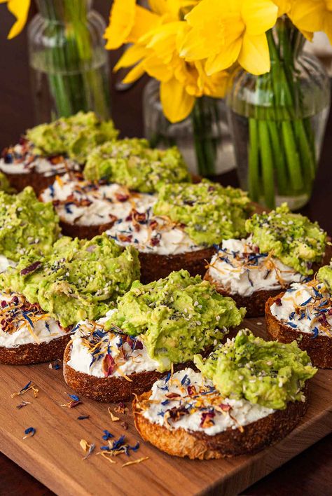 These pretty avocado toasts with whipped goat cheese also include real, edible flowers that are easier to find than you may think! They take just 20 minutes to whip up, 10 minutes to assemble, and they make gorgeous additions to any brunch party! Lemon Poppy Seed Scones, Easy Christmas Dinner, Ladies Brunch, Whipped Goat Cheese, Brunch Inspiration, Lemon Scones, Goat Cheese Recipes, Christmas Dinner Party, Spring Brunch