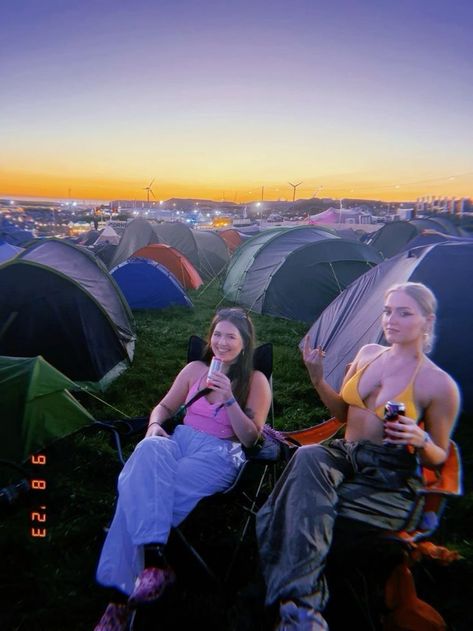 18 Essential Tips for Summer Camping Adventures | Summer Camping Hacks Music Festival Camping Aesthetic, Festival Friends Aesthetic, Board Masters Festival, Camping Festival Aesthetic, Festival Camping Aesthetic, Boardmasters Aesthetic, Festival Aesthetic Uk, Camping With Friends Aesthetic, Camping Aesthetic Friends