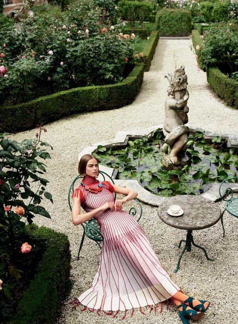 Photography: Mario Testino. Styled by: Tonne Goodman. Hair: Odile Gilbert. Makeup: Stephane Marais. Model: Birgit Kos. Mario Testino, Birgit Kos, Mode Editorials, Dreamy Garden, Fotografi Editorial, Vogue Us, Fashion Photography Inspiration, Fashion Photography Editorial, Shoot Inspiration