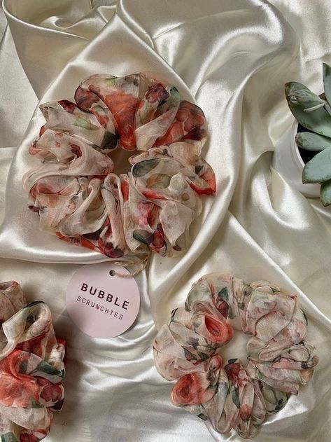 Pretty scrunchies #scrunchies #embrcee #southafrica Schruncies Aesthetic, Scrunchies Design, Hair Accessories Diy Headband, Pola Macrame, Diy Hair Scrunchies, Diy Hair Accessories Ribbon, Hair Tie Accessories, Scrunchies Diy, Crochet Fairy