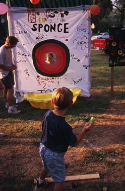 wet sponge toss Fall Festivals Ideas, Water Carnival Games, Carnival Games Fall Festivals, Fair Activities, Fall Festival Games, Halloween Games Adults, Fall Carnival, Festival Games, Thanksgiving Games For Kids