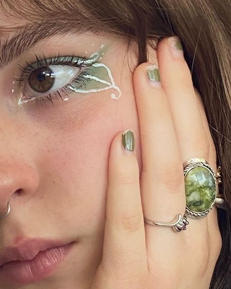 Fairy Eye Makeup, Fairy Make-up, Pixie Makeup, Butterfly Makeup, Graphic Makeup, Green Makeup, Dope Makeup, Fairy Makeup, Creative Eye Makeup