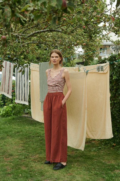 Terracotta Trousers Outfit, Summer Earthy Outfits, Cute Granola Outfits, Summer Granola Outfit, Earthy Tone Outfits, Linen Trousers Outfit, Linen Pants Outfit Summer, Inverted Triangle Fashion, Toronto Style