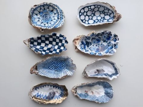 Déco avec coquillages : idées DIY pour inviter la mer chez vous Painted Oyster Shells, Oyster Shells Diy, Deco Marine, Art Coquillage, Oyster Shell Crafts, Shells Diy, Interior Colors, Seashell Painting, Shell Crafts Diy