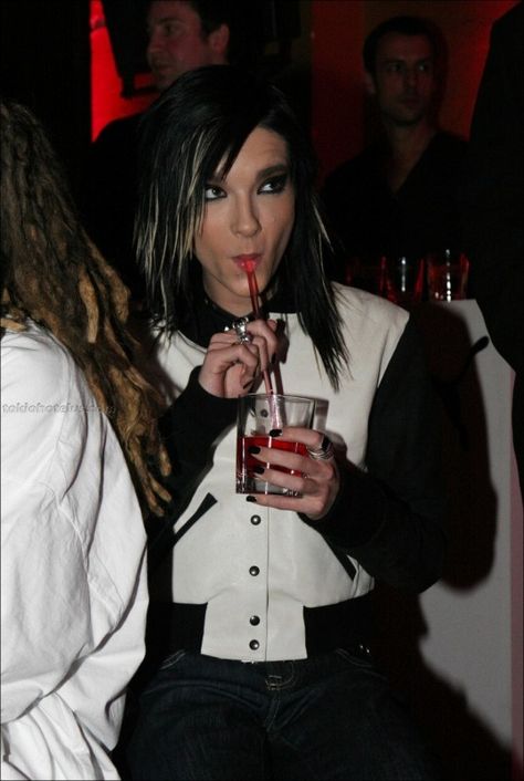 Tom Kaulitz Eating, Georg Listing, Billy Boy, Tokyo Hotels, Bill Kaulitz, Tom Kaulitz, So Yummy, Tokio Hotel, Future Boyfriend