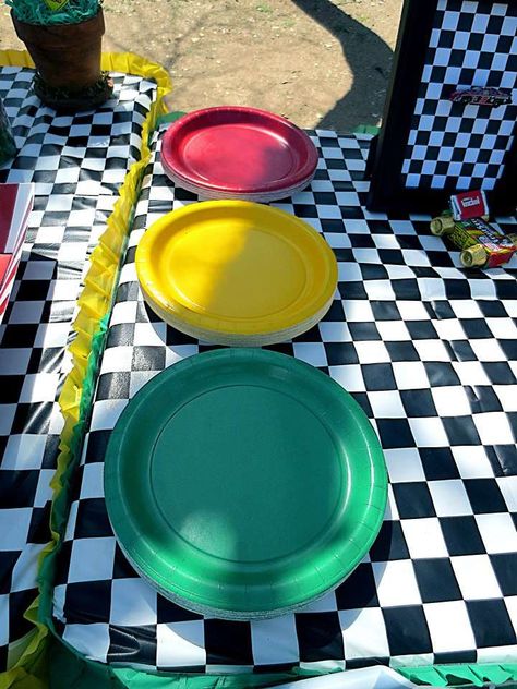 'Traffic Light' Red, Yellow, and Green Paper Plates Cars Birthday Party Ideas, Auto Party, Blaze Birthday, Hotwheels Birthday Party, Cars Birthday Party, Festa Hot Wheels, Party Fotos, Hot Wheels Birthday, Hot Wheels Party