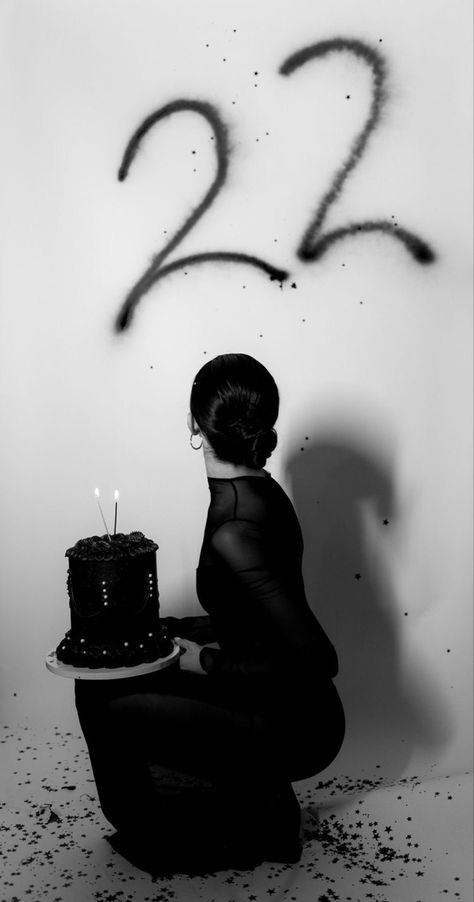 Birthday Aesthetic Black, Aesthetic Black Heels, Photography Poses Black And White, Black Birthday Decor, Birthday Outfit Classy, Birthday Photoshoot Backdrop, Aesthetic Black Dress, Pearl Hairstyle, Cake Pearls