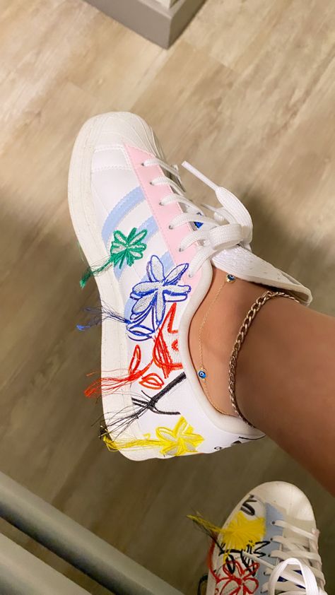 Pretty Sneakers, Pretty Shoes Sneakers, Trendy Shoes Sneakers, Nike Shoes Girls, World Fashion, Kicks Shoes, Shoes Outfit Fashion, All Nike Shoes, Cute Sneakers