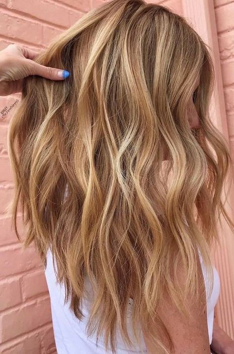 Coloration : 28 variations de blond pour un été sulfureux Champagne Blond, Blonde Hair Colour Shades, Golden Blonde Hair Color, Strawberry Blonde Hair Color, Golden Blonde Hair, Balayage Blonde, Honey Blonde Hair, Strawberry Blonde Hair, Hairstyle Trends