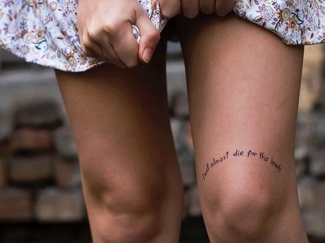 Above The Knee Tattoo. I just like the simplicity and placement Short Quote Tattoos, Wörter Tattoos, Places To Get Tattoos, Tattoo Leg, Geniale Tattoos, Knee Tattoo, Tattoo Script, Thigh Tattoos Women, Aesthetic Tattoo