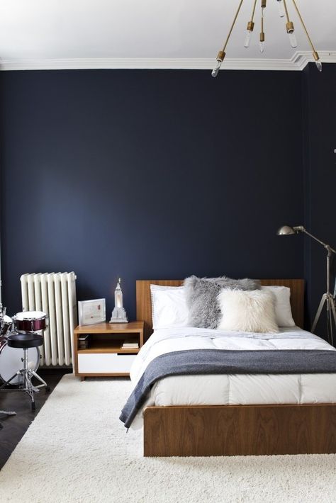 Las paredes en azul marino son las más dramáticas de todas. | 23 Maneras de decorar tu cuarto si amas el color azul Dark Blue Bedrooms, Navy Blue Bedrooms, Navy Bedrooms, Blue Bedroom Walls, Blue Bedroom Design, Dark Blue Walls, White Carpet, Small Bedroom Decor, Hus Inspiration