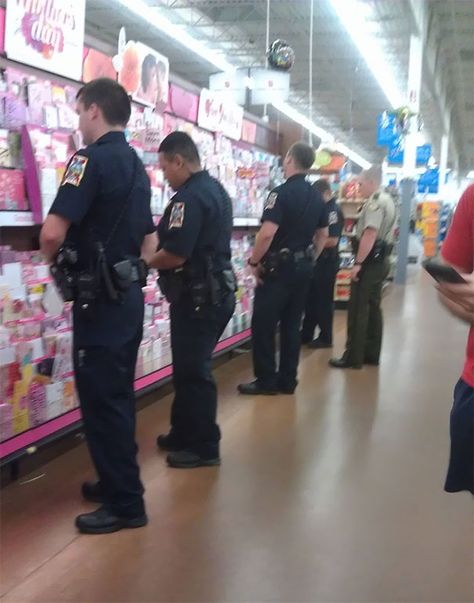 Funny Images, Humour, Funny Quotes, Funny Photos, Remembering Mother, Walmart Pictures, Cops Humor, Police Humor, Pose Reference Photo