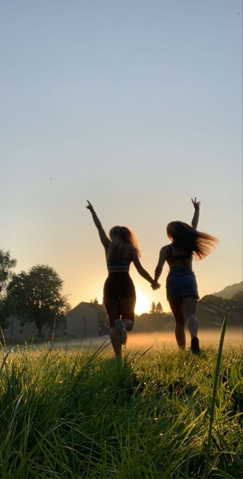 Sunrise Photo Ideas, Friend Senior Pictures, Cute Friend Poses, Besties Pictures, Beat Friends, Best Friend Images, Photos Bff, Sisters Photoshoot Poses, Friendship Photography