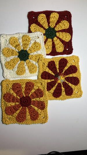 How To Crochet A Retro Daisy Granny Square Pattern Retro Flower Granny Square, Retro Daisy Granny Square, Crochet Granny Square Blanket Pattern, Easy Crochet Blanket Tutorial, Granny Square Blanket Pattern, Square Blanket Pattern, Daisy Granny Square, Crochet Blanket Tutorial, Square Crochet Pattern