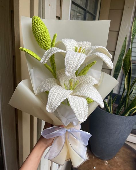 | Lily🤍 #lilyflower #lilycrochet #crochet #crochetbouquet #lirios #lirioscrochet | Instagram Crochet Flowers, Paper Flower Bouquet Diy, Flower Bouquet Diy, Crochet Bouquet, Paper Flower Bouquet, Diy Bouquet, Crochet Basket, Lily Flower, May 13