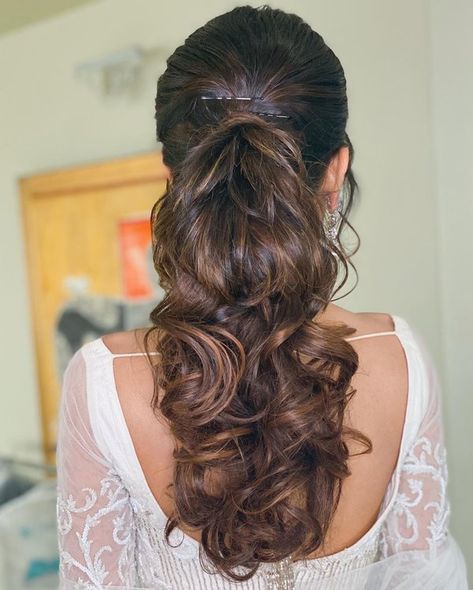 17 Voguish Ponytail Hairstyles For Brides To Try This Wedding Season! | ShaadiSaga Messy Ponytail Hairstyles, Bridal Ponytail, Hairstyles For Gowns, Hairstyles For Brides, Stylish Ponytail, Pony Hairstyles, Engagement Hairstyles, Traditional Hairstyle, Messy Ponytail