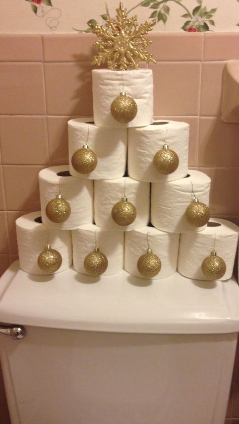 Bathrooms Decorated For Christmas, Toilet Paper Christmas Tree, Diy Tree Decor, Christmas Bathroom Decor, Christmas Bathroom, Christmas Window Decorations, Halloween Tattoo, Diy Christmas Decorations Easy, Paper Tree