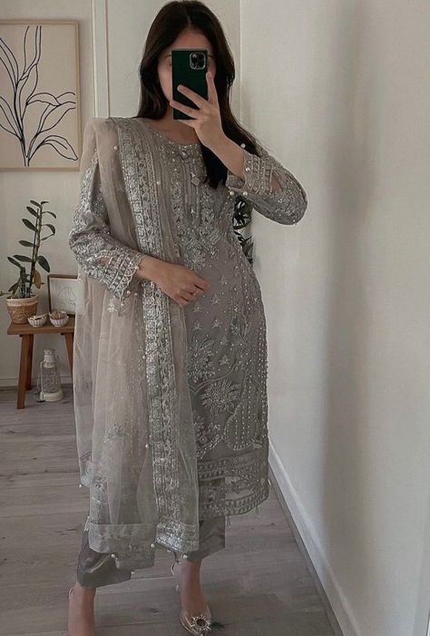 Formal Dresses Pakistani, Wedding Outfits Pakistani, Dresses Pakistani Wedding, Clarisse La Rue, Fancy Suits, Eid Outfit Ideas, Bitmoji Outfit, Dresses Pakistani, Pakistan Dress