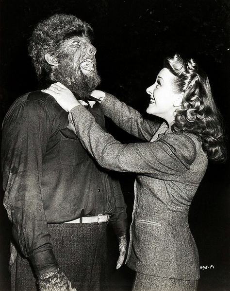 Lon Chaney Jr. and Evelyn Ankers on the set of The Wolf Man (1941, directed by George Waggner). The Wolf Man 1941, Wolf Man 1941, Evelyn Ankers, Hollywood Monsters, The Wolf Man, Universal Studios Monsters, Classic Monster Movies, Lon Chaney Jr, Monster Photos