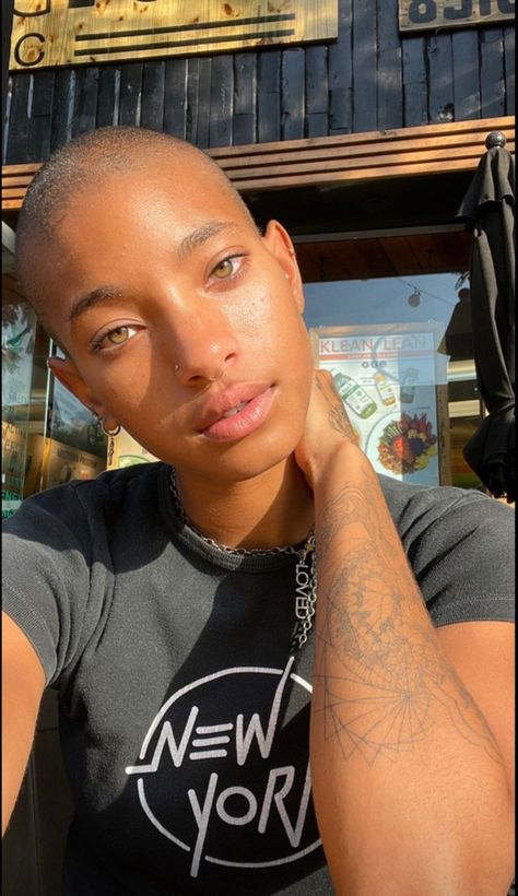 Buzzed Hair Women, Buzz Cut Women, Bald Look, Shaved Head Women, Buzzed Hair, Natural Hair Short Cuts, Shave My Head, Willow Smith, Bald Girl