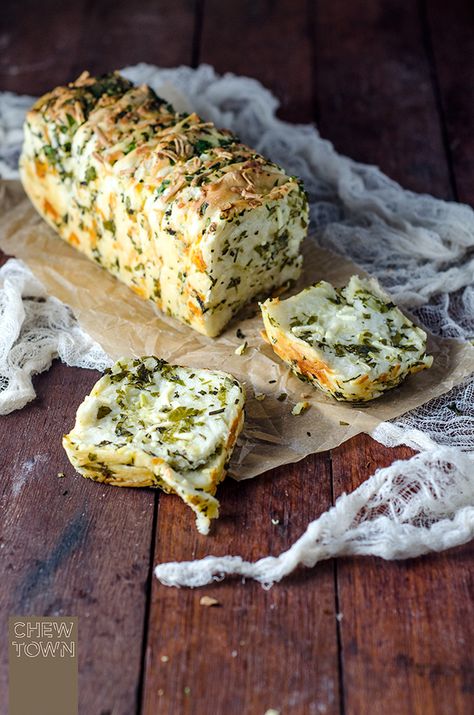 Cheesy Herb Bread, Best Burger Patty Recipe, Pull Bread, Cheese Pull Apart Bread, Cheese Pull Apart, Bread Improver, Butter Herb, Resepi Roti, Pizza Cones