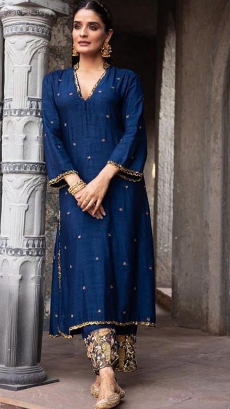 Party Kurta Sets For Women, Suit Designs Indian Style Silk, Punjabi Suits Ideas, Heavy Work Suits Designs, Kurta Sets For Women Party Wear, Suit Styles Women Indian, Silk Suit Designs Indian, Lipstick Design, Lipstick Colour