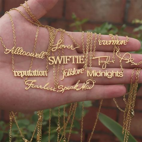 Taylor Signature, Taylor Swift Birthday Party Ideas, Taylor Swift Fan Club, Taylor Swift Party, Taylor Swift Birthday, Taylor Swift Cute, Taylor Swift Tour Outfits, Signature Necklace, Estilo Taylor Swift