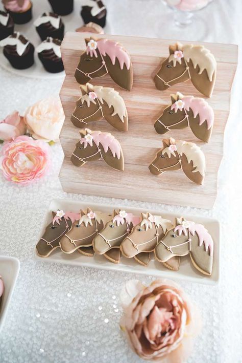 Horse Birthday Party Ideas, Girl Horse Birthday Party, Horse Theme Birthday Party, Horse Birthday Party, Horse Themed Party, 4de Verjaardag, Rodeo Birthday Parties, 7 Cake, 7 Birthday