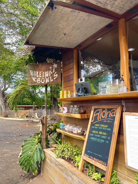 Beachy Smoothie Shop, Smoothie Shack Aesthetic, Hawaii Restaurant Design, Hawaii Food Truck, Hawaii Coffee Shop, Smoothie Shop Interior, Smoothie Bar Aesthetic, Beach Juice Bar, Beachy Coffee Shop