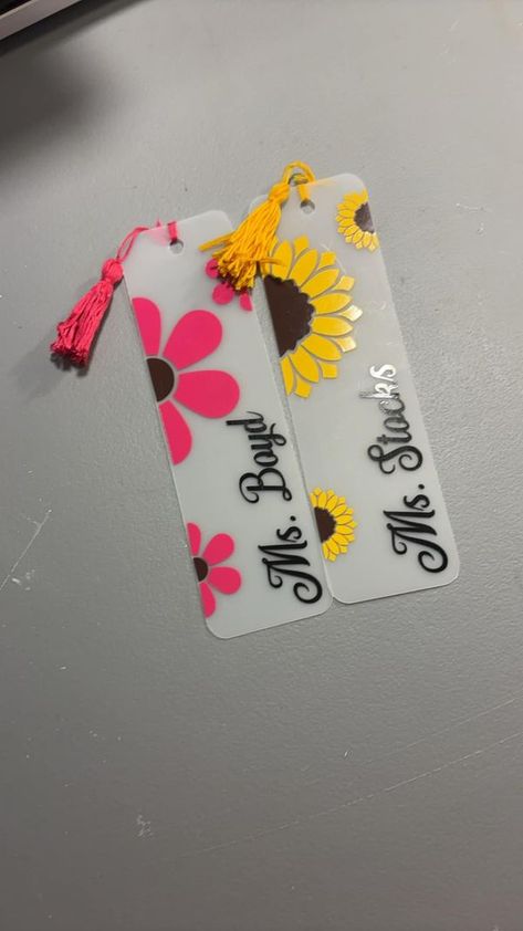 Diy Teacher Bookmarks, Bookmarks Made With Cricut, Circuit Bookmarks, Cricut Bookmarks, Crafts For Beginners, Cricket Ideas, Cricut Explore Projects, Bookmarks Kids, Cheap Crafts