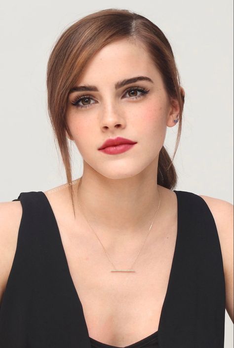 Emma Watson Makeup, Emma Watson Pics, Bridal Necklace Designs, Soft Makeup Looks, Wedding Day Makeup, Photoshoot Makeup, Girl Attitude, No Eyeliner Makeup, Jessica Chastain