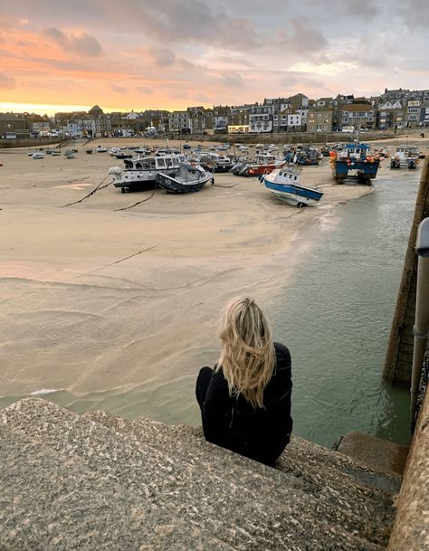 Looe Cornwall Aesthetic, Living In Cornwall, St Ives Aesthetic, Cornwall Beach House, Cornish Aesthetic, Cornwall Home, Cornwall St Ives, St Ives Cornwall Aesthetic, Cornwall England Aesthetic