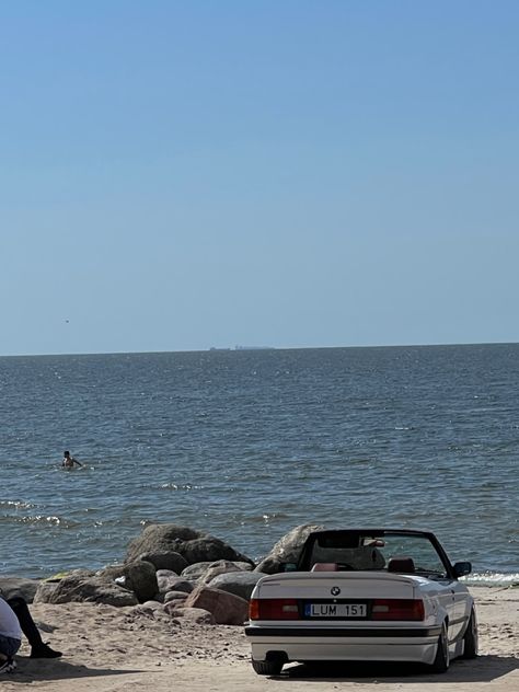 Car On The Beach Aesthetic, Vintage Bmw Aesthetic, E30 Bmw Aesthetic, Old Bmw Wallpaper, Car Beach Aesthetic, Bmw E30 M3 Aesthetic, Old Bmw Aesthetic, Bmw E30 Aesthetic, Beach Car Aesthetic